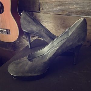 Tahari Sophia gray leather suede heels silver shoes